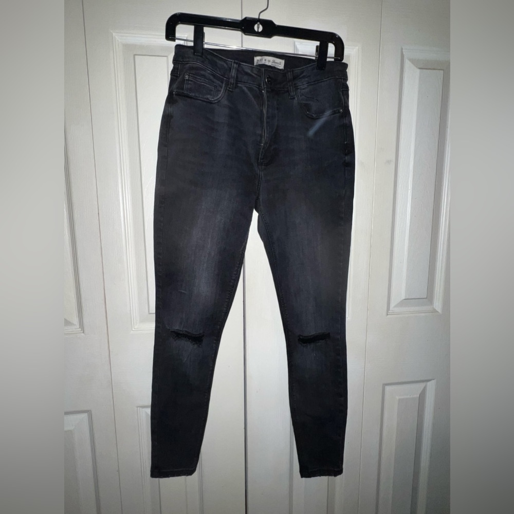 Black skinny jeans with rips in the knees